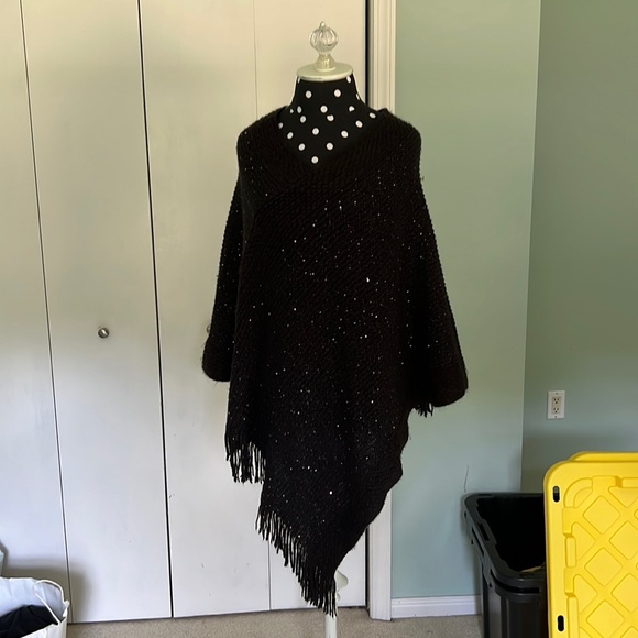 Women’s fringe black knit glitter poncho. ONE SIZE FITS ALL - Picture 1 of 3